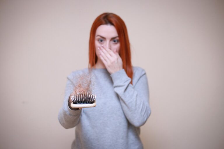 A stressz és a hajhullás: Van kapcsolat?